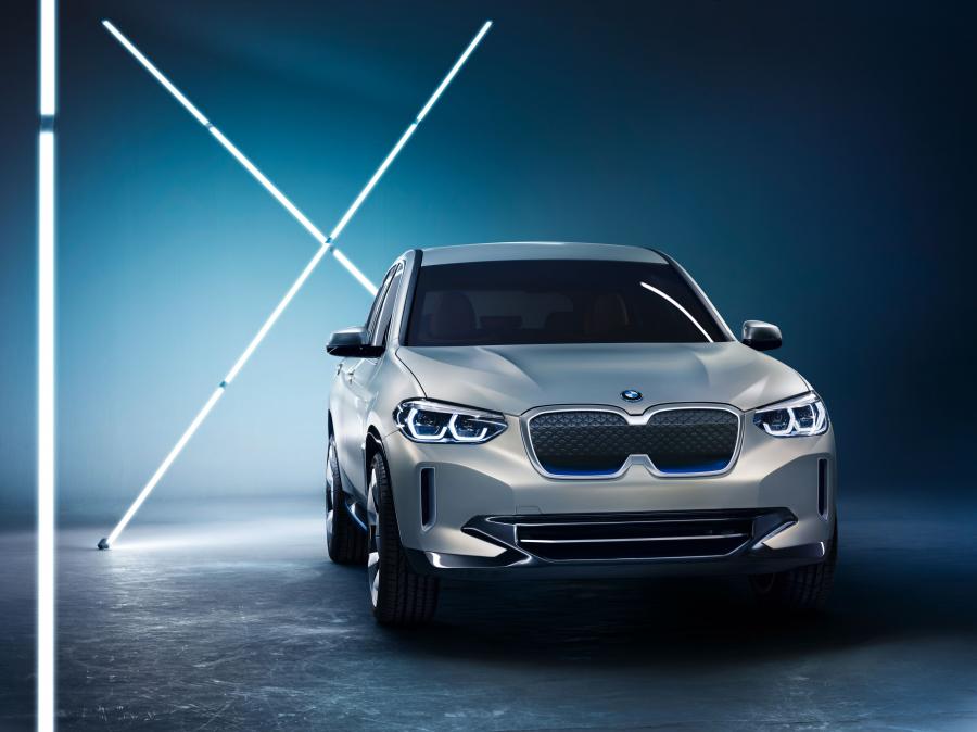  BMW Concept iX3 2018 года  (фото 4 из 17)